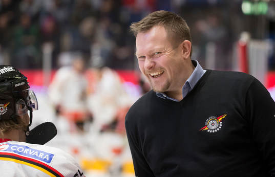Luleås tränare Joakim Fagervall  skrattar glatt innan