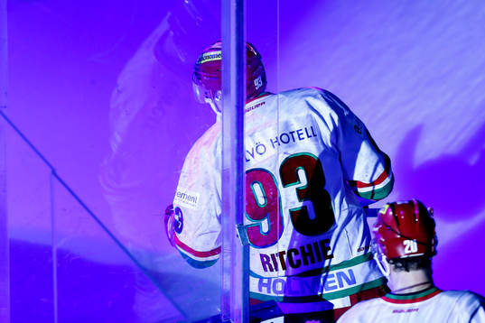 Modos Byron Ritchie kliver in på isen