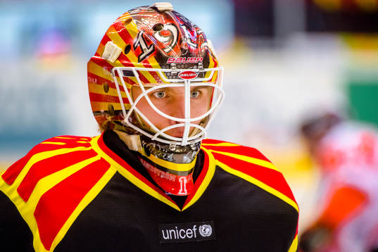 Brynäs målvakt Felix Sandström före ishockeymatchen i