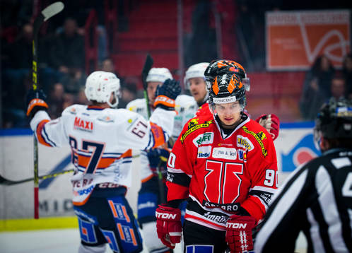 Växjös Erik Josefsson gör 0-1 och jublar och Örebros
