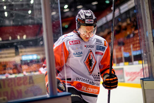 Karlskronas Tom Linder lämnar isen