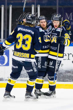 s Niklas Hansson, Mattias Tedenby och Lawrence Pilut jublar