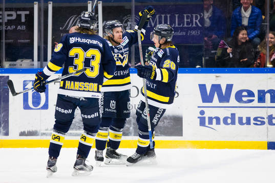 s Niklas Hansson, Mattias Tedenby och Lawrence Pilut jublar