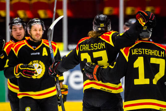 Brynäs Lucas Carlsson jublar
