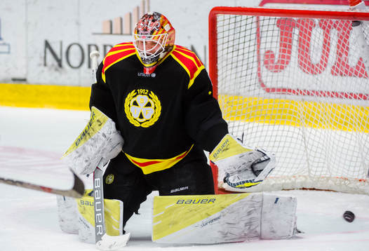 Brynäs målvakt Felix Sandström räddar skott