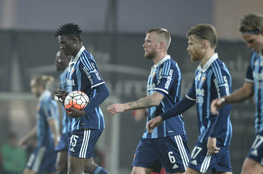 Djurgårdens Michael Olunga med bollen