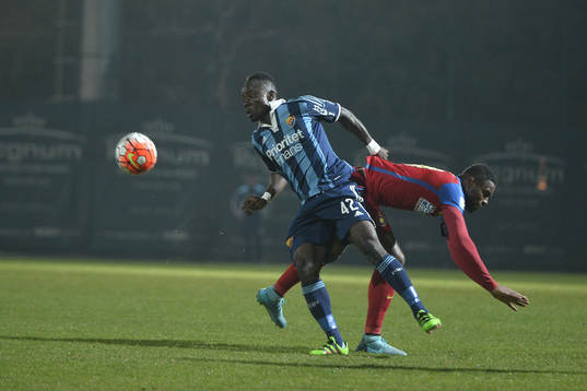 Djurgårdens Sam Johnson och Bukarests Fernando Varela