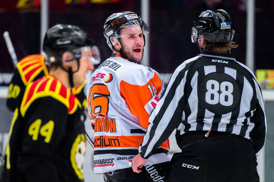 Karlskronas John Henrion irriterad på domaren