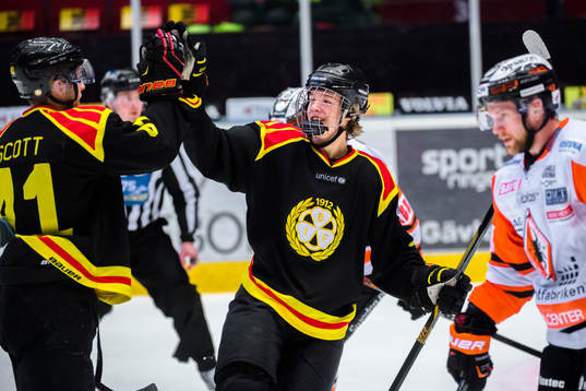 Brynäs Jesper Boqvist jublar med Greg Scott