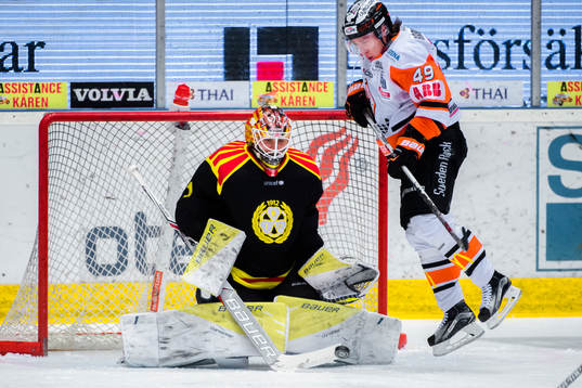 Brynäs målvakt Felix Sandström räddar skott framför