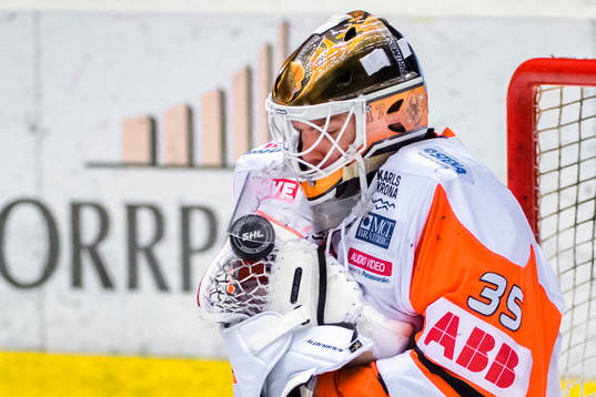 Karlskronas målvakt Linus Fernström räddar skott