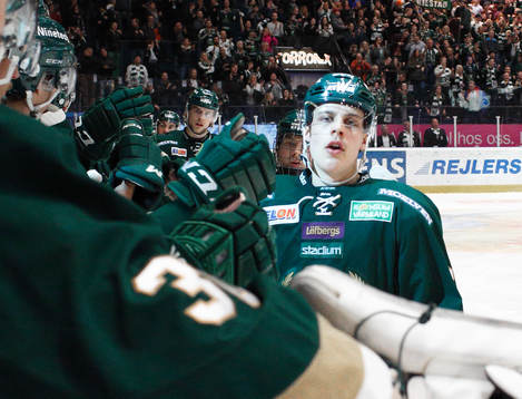 Färjestads Joel Eriksson Ek  jublar med spelarna i båset