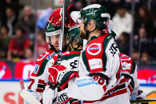 Frölundas Sebastian Stålberg jublar med lagkamrater