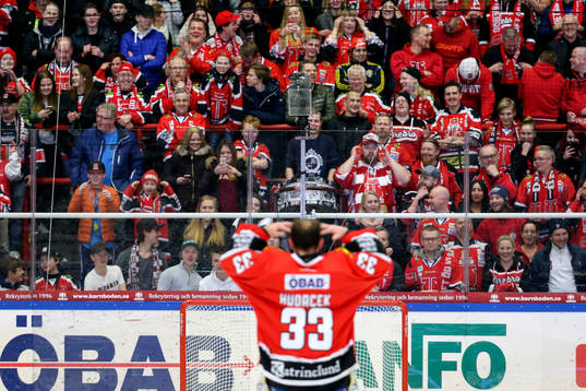 Örebros målvakt Julius Hudacek jublar med fansen