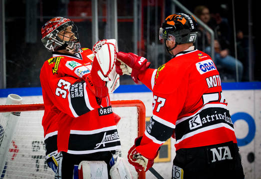 Örebros målvakt Julius Hudacek och Johan Motin jublar