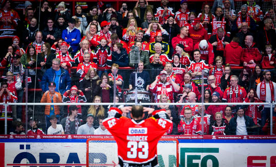 Örebros målvakt Julius Hudacek jublar med fansen