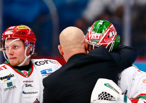 s tränare Andreas Johansson kramar målvakt Adam Reideborn