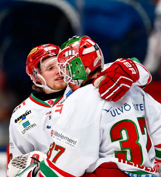 s Kristian Jakobsson kramar målvakt Adam Reideborn