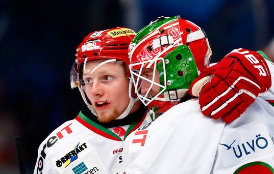 s Kristian Jakobsson kramar målvakt Adam Reideborn