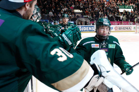 Färjestads Oskar Steen jublar med de andra spelarna i
