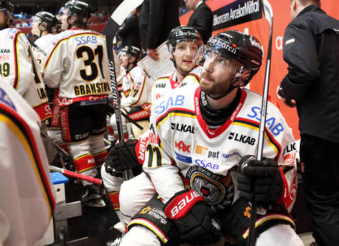 Luleås Anton Hedman och Jacob Micflikier deppar i båset