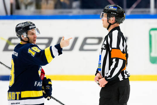 s Pär Arlbrandt påpekar för domaren Aleksi Rantala att
