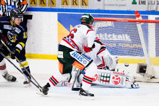 s Simon Önerud gör 4-3 bakom Frölundas målvakt Lars