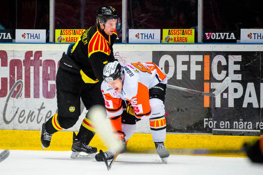 Brynäs Ponthus Westerholm i en situation med Karlskronas