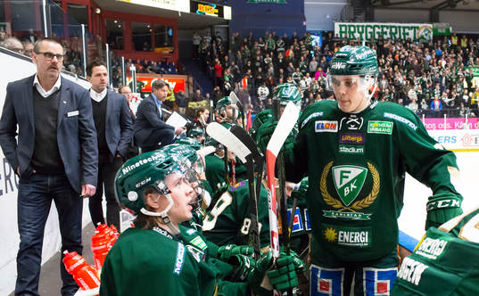 Färjestads Joel Eriksson Ek samtalar med Joakim Nygård i