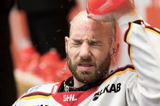 Luleås Jacob Micflikier svalkar av sig med vatten