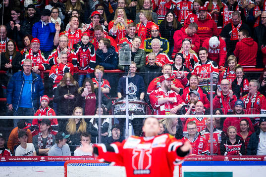 Örebros målvakt Julius Hudacek jublar med fansen