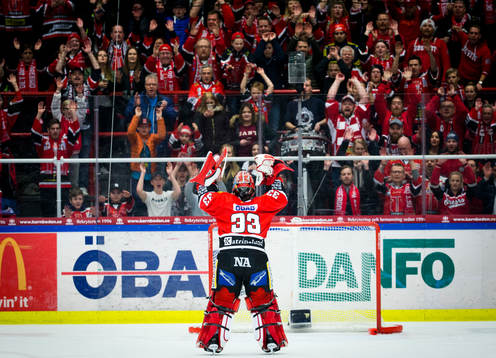 Örebros målvakt Julius Hudacek jublar med fansen