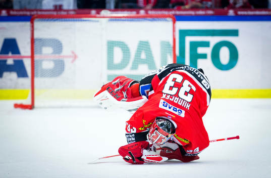Örebros målvakt Julius Hudacek jublar med fansen