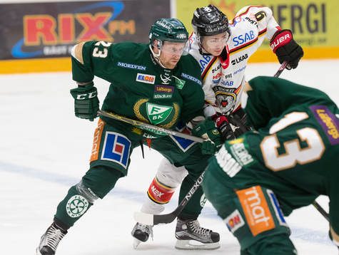 Färjestads Martin Röymark och Luleås Johan Forsberg