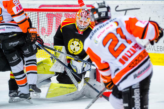 Brynäs målvakt Felix Sandström räddar skott från