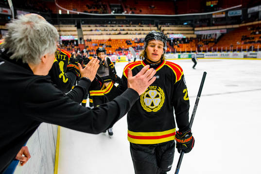 Brynäs Lucas Carlsson jublar