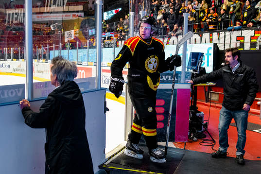 Brynäs Ponthus Westerholm deppar när han lämnar isen