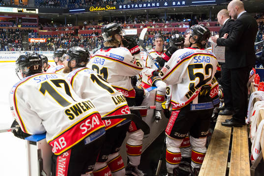 Luleås spelare deppar i båset