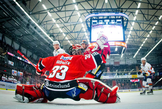 Örebros målvakt Julius Hudacek plockar pucken