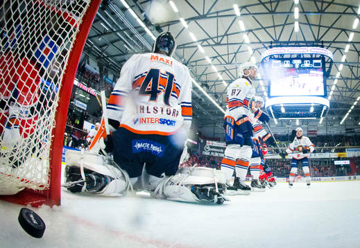 Örebros Petr Zamorsky gör 3-2 på Växjös målvakt