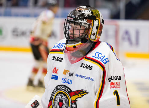Luleås målvakt Daniel Larsson innan ishockeymatchen i SHL