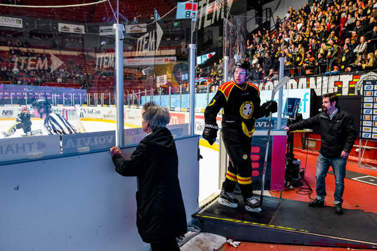 Brynäs Ponthus Westerholm deppar när han lämnar isen
