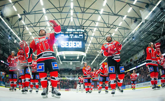 Örebros Greg Squires och Johan Wiklander jublar framför