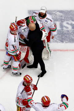 s tränare Andreas Johansson kramar MODO:s målvakt Adam