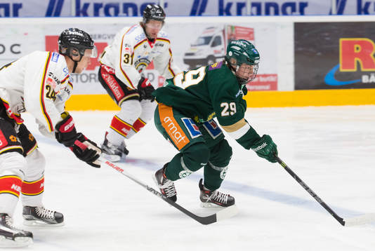 Färjestads Oskar Steen ångar på