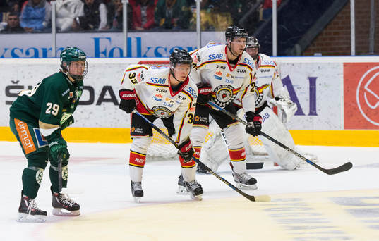 Färjestads Oskar Steen och Luleås Christopher Mastomäki