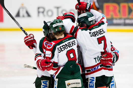 Frölundas Spencer Abbott och Henrik Tömmernes  jublar