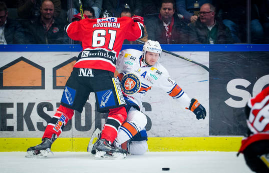 Örebros Justin Hodgman tackar ner Växjös Tuomas Kiiskinen