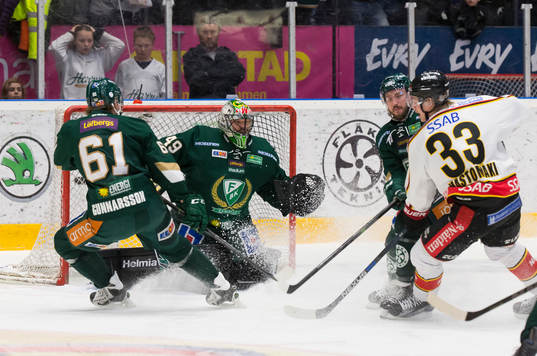 Färjestads målvakt Justin Pogge, Daniel Gunnarsson och