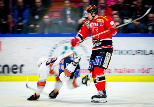 Örebros Jakub Krejcik tackar omkull Växjös Liam Reddox